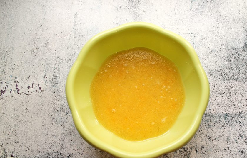 1. Этап. Ватрушки с маскарпоне: Разбейте в жидкость яйцо, влейте растительное масло и перемешайте.