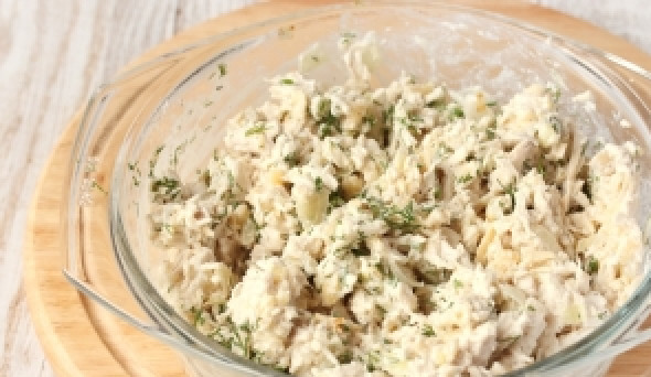 1. Этап. Блины конвертом: Укроп моем, обсушиваем и мелко нарезаем. Добавляем к курице с сыром и все тщательно перемешиваем. Начинка для блинов готова.