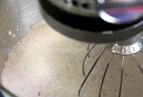 1. Этап. Яблочное мороженое с корицей: 1. Для начала нужно сделать основу. В глубокую мисочку отправьте сливки, молоко, сахарную пудру. Добавьте щепотку соли, ванильный экстракт и ложечку корицы. Взбейте все как следует. Накройте и отправьте в холодильник на пару часов, чтобы масса как следует охладилась.