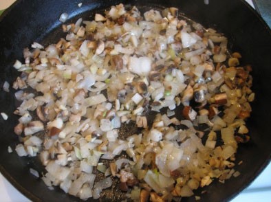 1. Stage. Borsch with ears: For the ears, boil the mushrooms, pass through a meat grinder and fry in vegetable oil with chopped onions, season to taste.