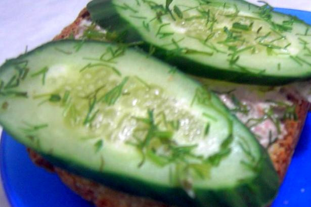 1. Этап. Бутерброды с паштетом и огурцом: Готовую закуску можно подавать на стол, она будет отличным дополнением к обеду или ужину. Приятного всем аппетита!