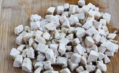 1. Этап. Салат с бобами и курицей: 6. Готовую грудку остудите немного и нарежьте кубиками.