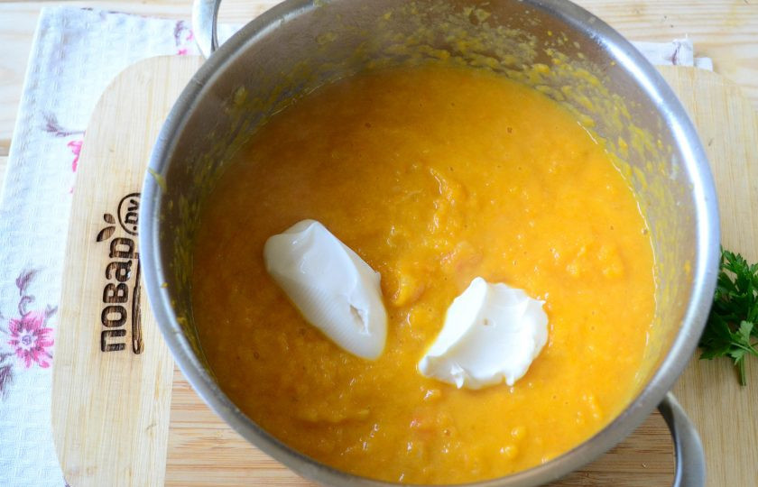 1. Этап. Тыквенный суп с сыром: К еще горячему супу-пюре добавьте плавленый сыр, хорошенько перемешайте.