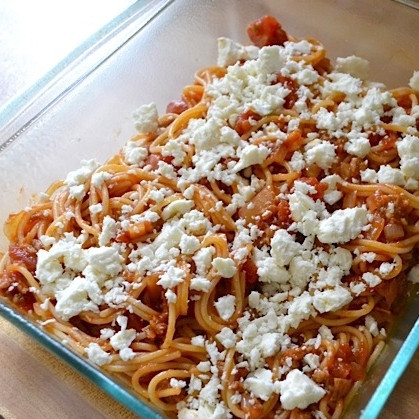 1. Этап. Запеченные спагетти с сосисками: Форму для запекания слегка сбрызгиваем маслом или антипригарным спреем. Выкладываем в нее наши спагетти с соусом, посыпаем сыром фета (этот сыр хорошо крошится, поэтому его не нужно натирать на терке - достаточно просто покрошить пальцами).