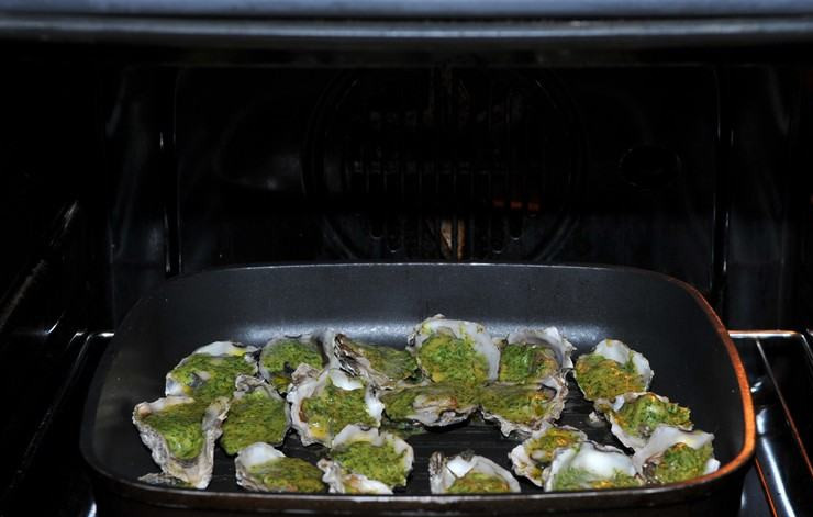 1. Этап. Запеченные устрицы: Выпекаем блюдо в духовке 15 минут, температура 200 градусов.