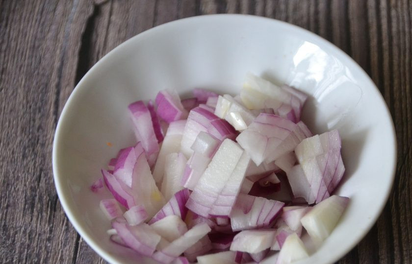 1. Этап. Салат Манон: Кубиком нарежьте лук.