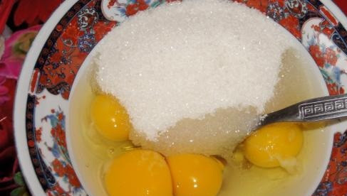 1. Этап. Бисквит с горьким шоколадом: 3. Хорошенько перемешиваем до полного растворения крупинок сахара.