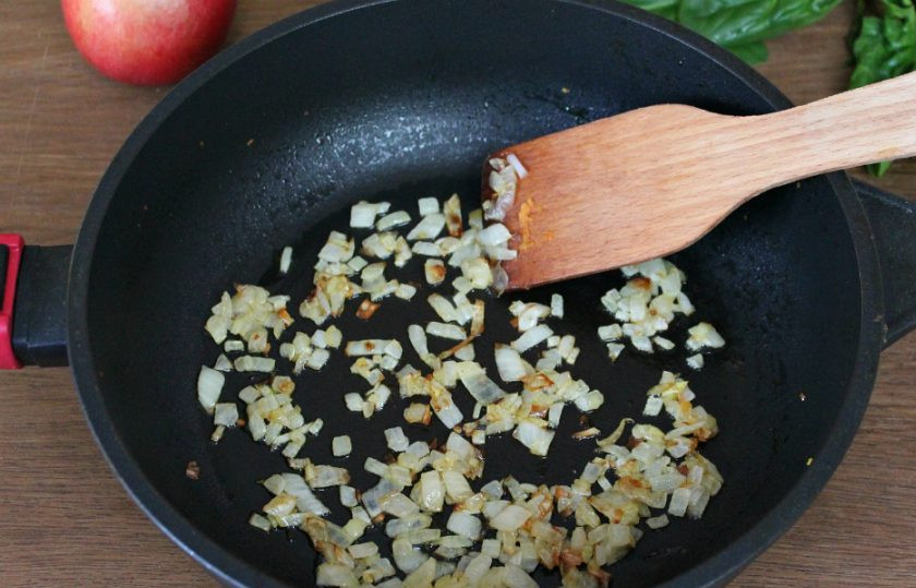 1. Этап. Салат Зимнее солнце: Лук режем мелко и обжариваем на подсолнечном масле.