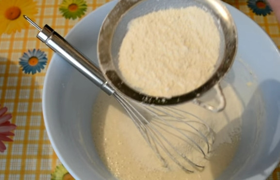 1. Этап. Жареные пирожки с яйцом, луком и зеленью: 2. Просейте муку и начните замешивать тесто ложкой или венчиком.