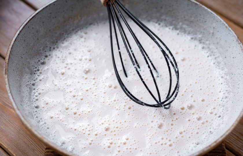 1. Этап. Жульен в аэрогриле: Тонкой струйкой влейте горячее молоко, при этом постоянно помешивайте венчиком, чтобы по ходу исчезали все мучные комочки. Доведите смесь до кипения, помешивая венчиком или лопаткой.