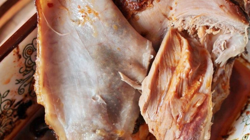 1. Этап. Фруктово-овощной салат с индейкой: В небольшой пиалочке соедините молотую паприку, перец чили, луковый порошок и измельченный чеснок. Затем добавьте к ним масло виноградной косточки. Тщательно все перемешайте и натрите этой смесью утиную грудку. Запеките ее в духовке при температуре двести градусов до полной готовности.