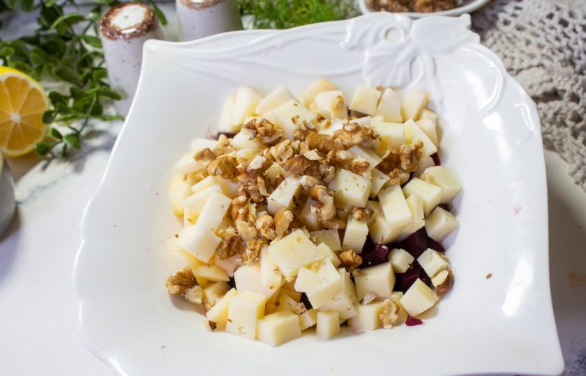 1. Этап. Салат со свеклой, сыром и яблоком: Грецкий орех порубите на небольшие кусочки, добавьте к остальным ингредиентам.