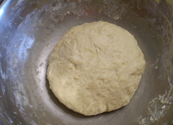 1. Этап. Булочки с вареньем: 6. Вот такой получается колобок. Накрываем сухой салфеткой и оставляем в теплом месте на 4 часа для подъема.