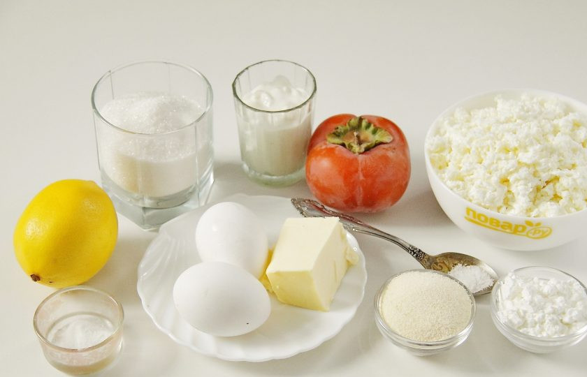 1. Этап. Творожная запеканка с хурмой: Подготовьте все ингредиенты. Сливочное масло заранее размягчите при комнатной температуре.