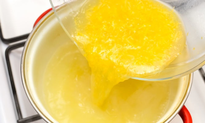 1. Этап. Быстрый лимонный пирог: 6. Аккуратно вытащите лимоны и уварите воду на медленном огне. Добавьте через время сок с цедрой. Проварите немного, затем снимите с огня и остудите.