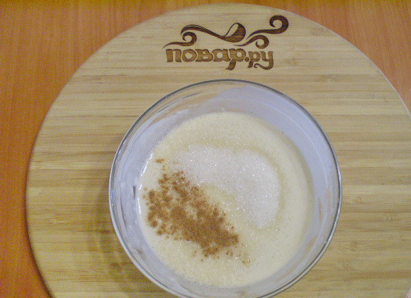 1. Этап. Фрукты в кляре: Добавьте сахар и корицу.