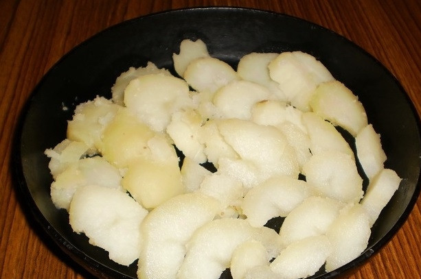 1. Этап. Картофель, запеченный в соевом соусе с чесноком: Картофель почистите, промойте и отварите до полуготовности в течение минут 15. Затем нарежьте его на дольки.