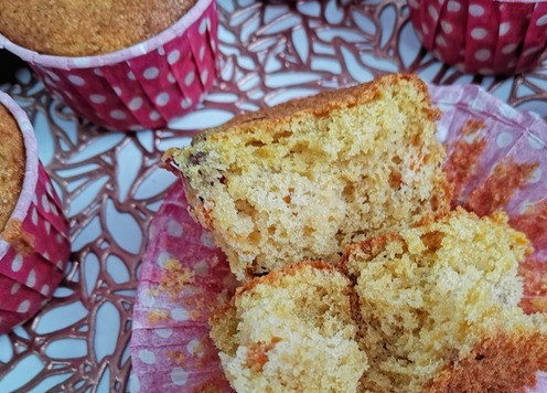 1. Этап. Кексы Марфушенька: Вот такие нежные и пушистые получились кексы. Облепиха полностью заглушила своим специфическим ароматом кукурузный вкус. И именно по этой причине ягод добавила всего 100 грамм, этого количества оказалось достаточно. Выход: 15 кексов. Приятного чаепития!