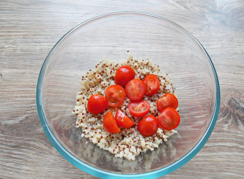 1. Этап. Салат с киноа и курицей: Томаты черри вымойте, обсушите и разрежьте на половинки или четыре части. Выложите томаты в миску с киноа.