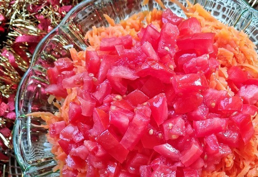 1. Этап. Салат Карнавал: Нарезать небольшими кубиками помидоры.