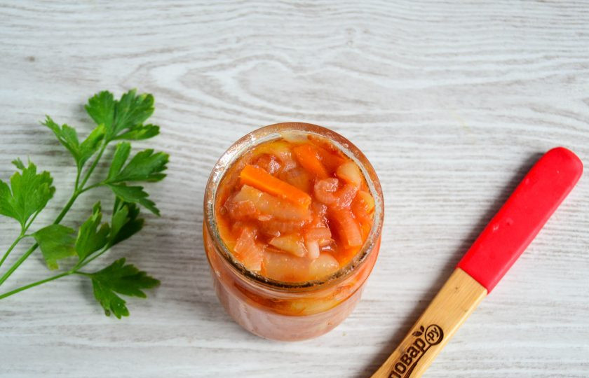 1. Этап. Закуска из перца и моркови на зиму: Переложите содержимое кастрюли в стерильные банки.