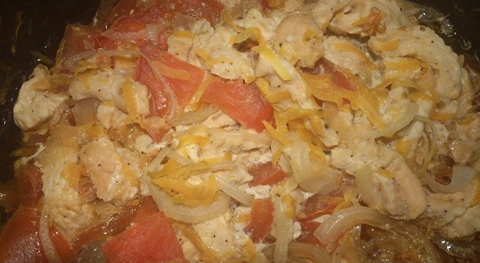 1. Этап. Грудка индейки в мультиварке Редмонд: Посолите и поперчите блюдо, по желанию можете добавить мелко нарезанную зелень, а затем закройте крышку мультиварки и установите клапан давления в положение 