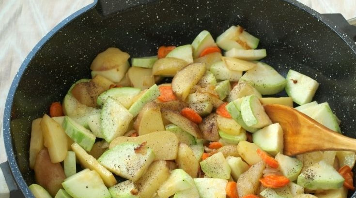 1. Этап. Овощное рагу с цветной капустой и картошкой: Затем добавляем кабачки, специи, перемешиваем.