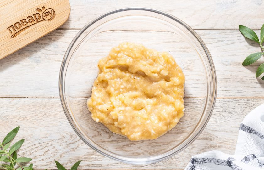 1. Этап. Печенье из кунжута и банана: Банан разомните вилкой в пюре.