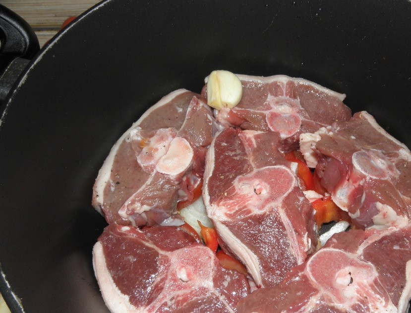 1. Этап. Баранина в собственном соку: Далее слой мяса.