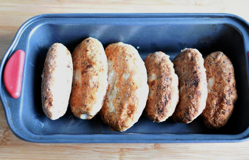 1. Этап. Куриные зразы с печенью и яблоком: Зразы обжарьте на сковороде до золотистой корочки и поставьте в разогретую до 180 градусов духовку минут на 10, чтобы полностью пропечь куриное мясо.