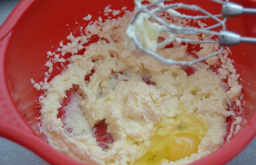 1. Этап. Творожный пирог с ежевикой: Взбейте творожную массу, добавляя по одному три яйца. Взбивайте до однородности.
