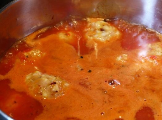 1. Этап. Диетические тефтели из куриного фарша: 5. Выливаем соус в форму, ставим диетические тефтели из куриного фарша в разогретую до 180 градусов духовку. Если вы решили приготовить тефтели на плите, выложите их в кастрюлю с антипригарным покрытием и залейте небольшим количеством соуса. Тушите около 25 минут на слабом огне. Если решите запекать тефтели с соусом, то оставьте их на 20 минут в духовке. За это время соус впитается и тефтельки получатся очень сочными.