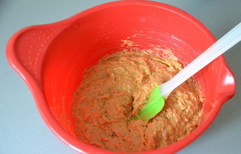 1. Этап. Самый простой морковный торт: Размешайте силиконовой лопаточкой до однородности.