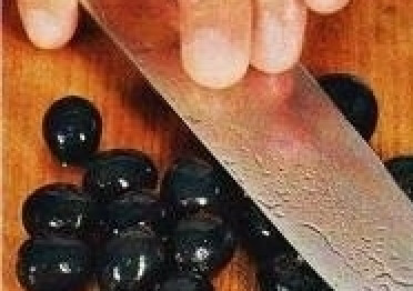 1. Этап. Греческий салат с пекинской капустой: Маслины раздавить плоской стороной ножа и извлечь косточки.