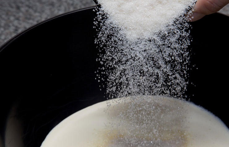 1. Этап. Клубничный крем для торта: 3. В глубокую мисочку или кастрюльку вылить сливки. Всыпать сахар или сахарную пудру.