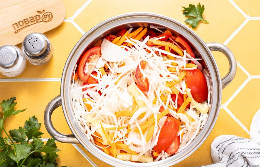 1. Этап. Салат Осенний на зиму: Объедините все овощи в глубокой кастрюле.