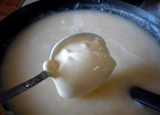 1. Этап. Жульен с картошкой и грибами: Когда наш соус начнет понемногу кипеть, выкладываем в него плавленый сыр, тщательно все перемешиваем.