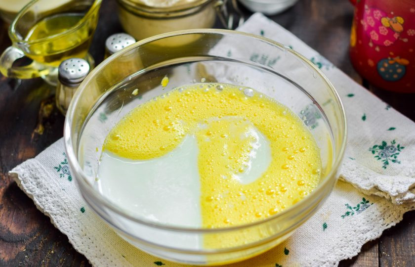 1. Этап. Вкусные и пышные оладушки: Влейте порцию кефира и бросьте щепотку соли.