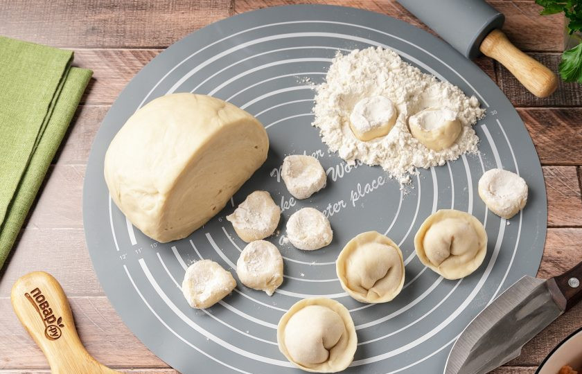 1. Этап. Пельмени с рыбой: Тщательно защипните края, чтобы получился полукруг. Соедините два острых угла и крепко прижмите, чтобы они слепились.