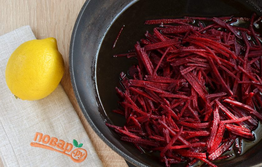 1. Этап. Борщ с лимоном: 4. На растительном масле обжаривайте свеклу с добавлением лимонного сока, я обычно добавляю сок половинки большого лимона, если лимон маленький, то нужен сок целого.