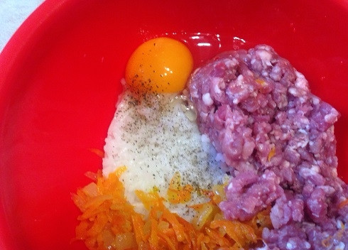 1. Этап. Тефтели с рисом и овощным соусом: Готовим фарш для тефтелей. Смешиваем мясной фарш, отваренный рис. Добавляем яйцо и обжаренный с морковью лук. Солим и перчим.