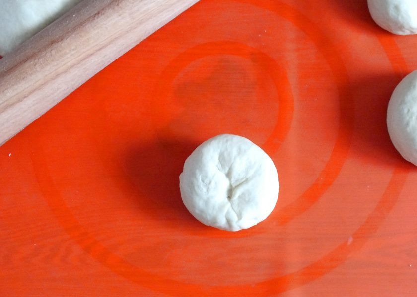 1. Этап. Булочки на рассоле: Соедините края рулетиком, тем самым образуя круглую булочку.