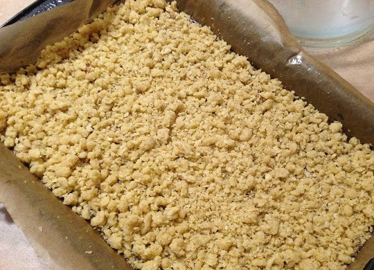 1. Этап. Шоколадная Кармелита: 11. И равномерно распределяем оставшееся тесто-крошку.