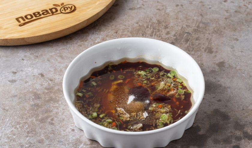 1. Этап. Корейский салат с грибами: Добавьте сахар, соевый соус, устричный соус, кунжутное масло, приправу 5 специй и соль по вкусу. Все перемешайте.