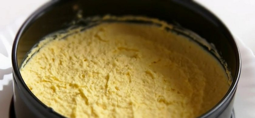 1. Этап. Салат на Новый год Снежная королева: 3. На блюдо установите бортик разъемной формы нижней частью вверх. Первый слой - слегка подмороженный натертый на крупной терке плавленый сыр. Смажьте майонезом. Второй слой - желтки с майонезом.