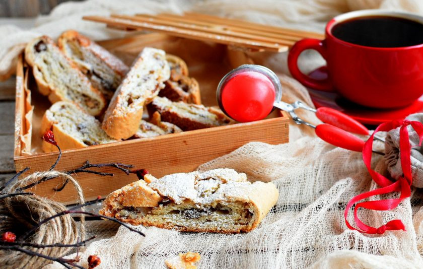 1. Этап. Хрустящий рулет с безе и орехами: Можно переложить кусочки рулета пергаментом и убрать в деревянный ящичек - так он сохраниться несколько дней.