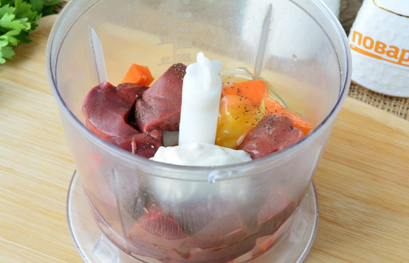 1. Этап. Суфле из свиной печени: В чашу блендера выложите печень, овощи, вбейте куриное яйцо и добавьте сметану. Всыпьте специи по вкусу.