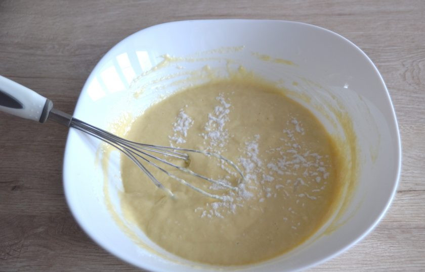 1. Этап. Украинские оладьи: В последнюю очередь добавьте соду, перемешайте и больше не мешайте, чтобы сохранить пышную структуру теста.