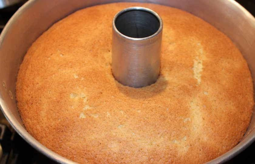 1. Этап. Апельсиновый бисквит: 11. Готовый бисквит достаньте из духовки и оставьте в форме до остывания.