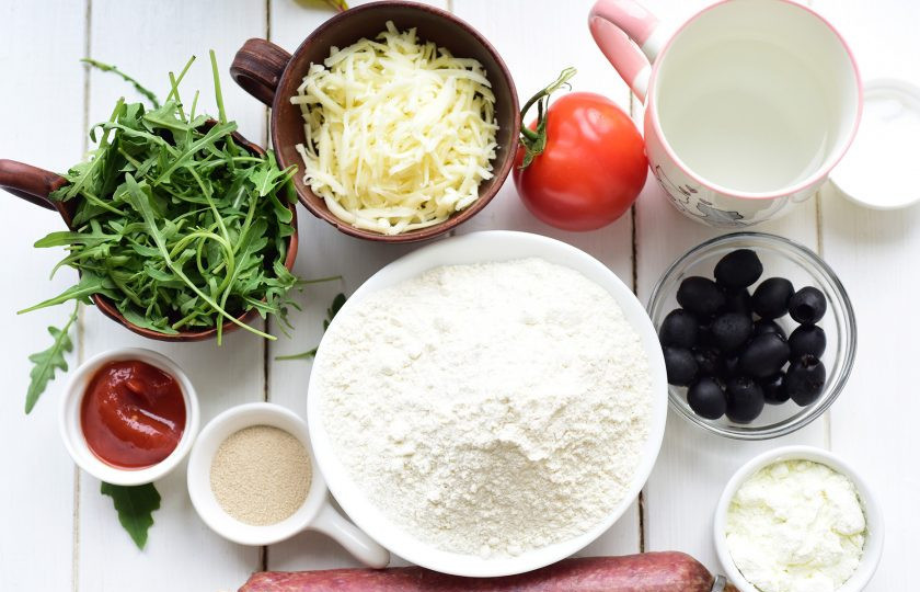 1. Этап. Пицца на сухом молоке: Подготовьте сразу все ингредиенты. Помидоры помойте.